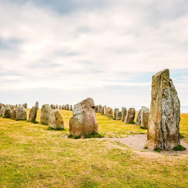 Ales Stenar in Schweden ist eine große Steinsetzung in Form eines Schiffs auf einer Anhöhe nahe der Küste.