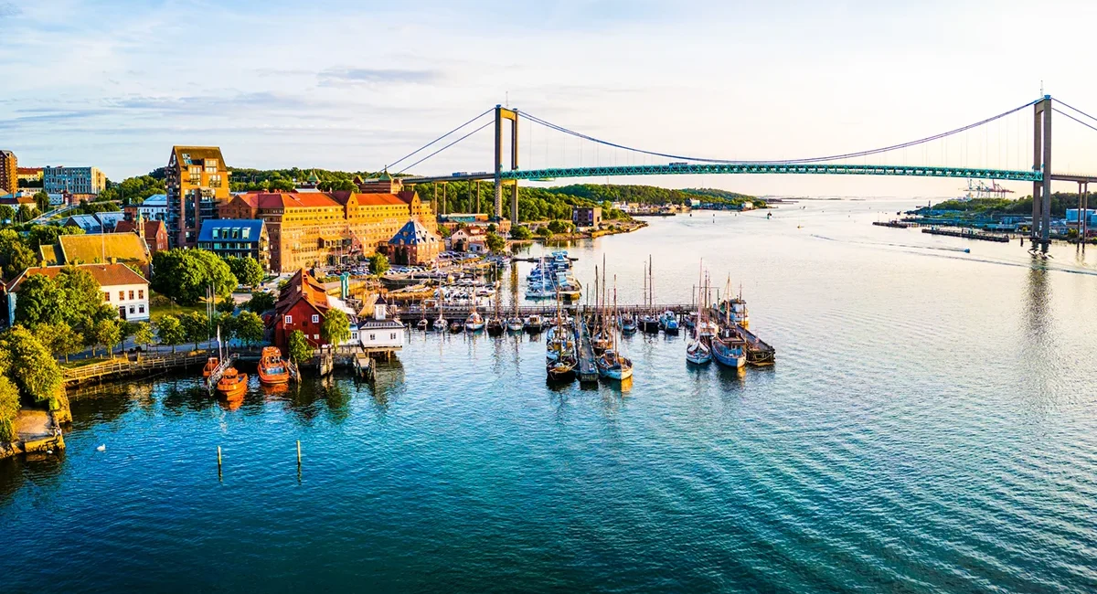 Panoramablick auf Göteborg in Schweden mit einer Brücke, die über das Wasser der Stadt führt.