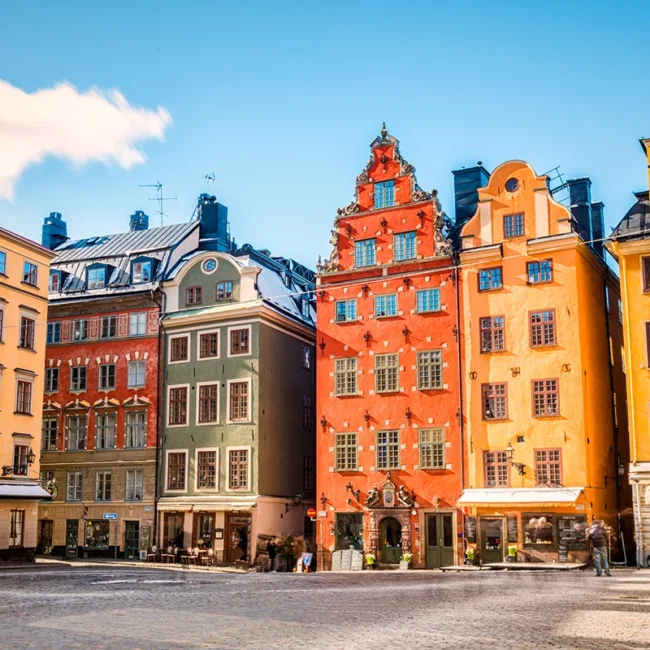 Die Altstadt Gamla Stan in Stockholm mit bunten historischen Häusern und engen Gassen.