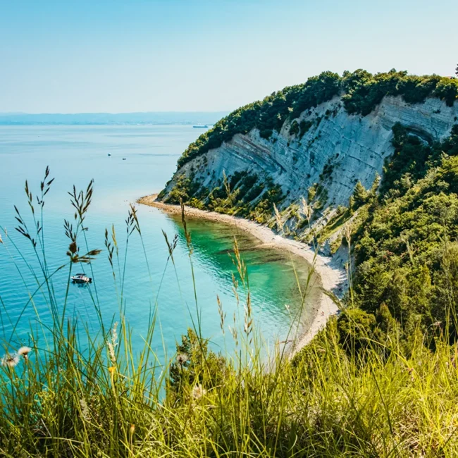 Die Küste von Piran in Slowenien mit Blick auf das Adriatische Meer und die Stadt am Ufer.