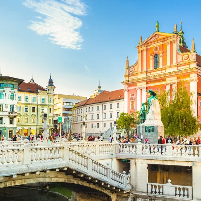 Die Franziskanerkirche am Prešerenplatz in Ljubljana ist von der anderen Seite der Brücke über die Ljubljanica zu sehen.