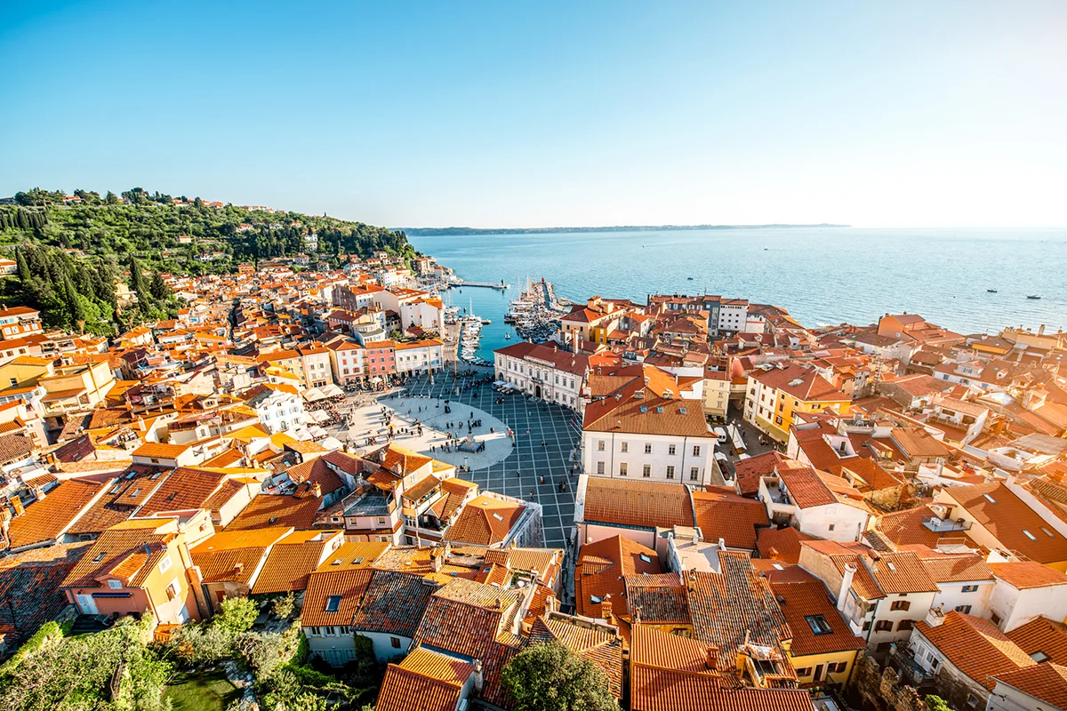 Blick von oben auf das Stadtzentrum von Piran in Slowenien. Die Altstadt liegt auf einer Halbinsel, umgeben vom Meer.