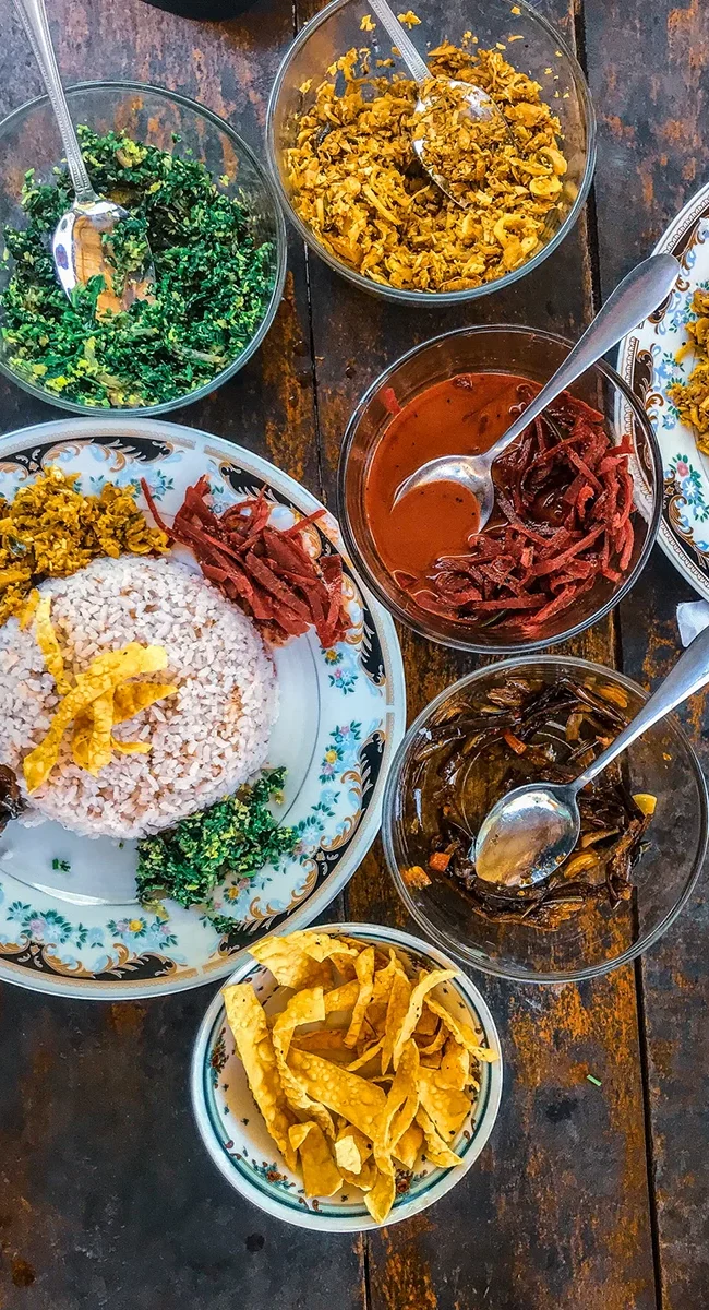 Ein sri-lankisches Currygericht mit vielen verschiedenen Beilagen, die in kleinen Schalen serviert werden.