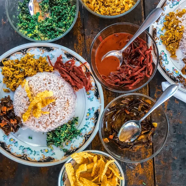 Ein sri-lankisches Currygericht mit vielen verschiedenen Beilagen, die in kleinen Schalen serviert werden.