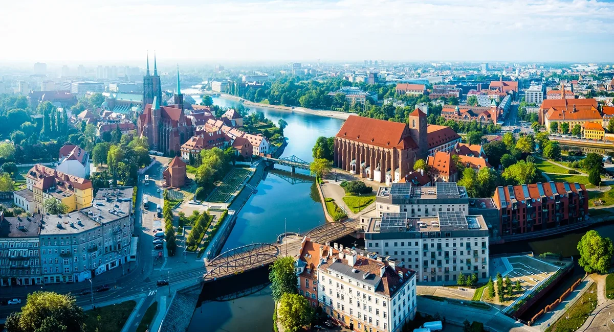 Blick über die Stadt Breslau in Polen mit vielen Dächern, Kirchen und historischen Gebäuden entlang der Oder.