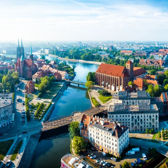 Blick über die Stadt Breslau in Polen mit vielen Dächern, Kirchen und historischen Gebäuden entlang der Oder.