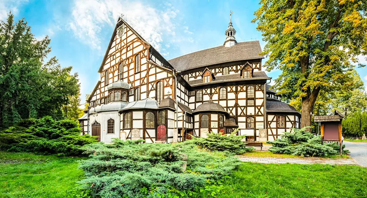 Die Friedenskirche in Schweidnitz in Polen ist eine große Fachwerkkirche. Das historische Gebäude gehört zum UNESCO-Weltkulturerbe.
