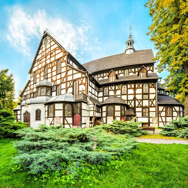 Die Friedenskirche in Schweidnitz in Polen ist eine große Fachwerkkirche. Das historische Gebäude gehört zum UNESCO-Weltkulturerbe.