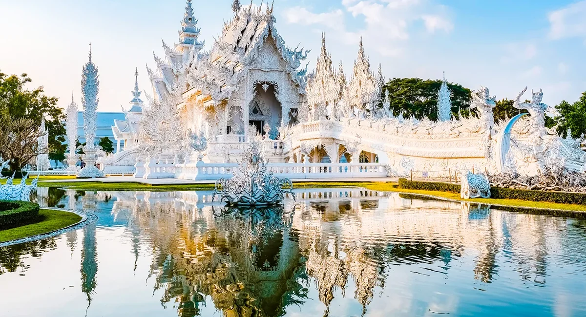 Der Weiße Tempel Wat Rong Khun in Chiang Rai in Thailand mit seiner auffälligen weißen Architektur.