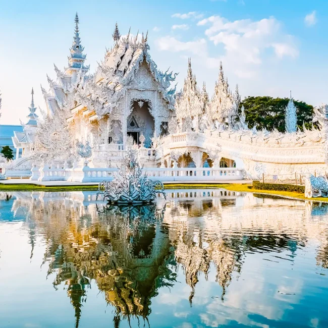 Der Weiße Tempel Wat Rong Khun in Chiang Rai in Thailand mit seiner auffälligen weißen Architektur.