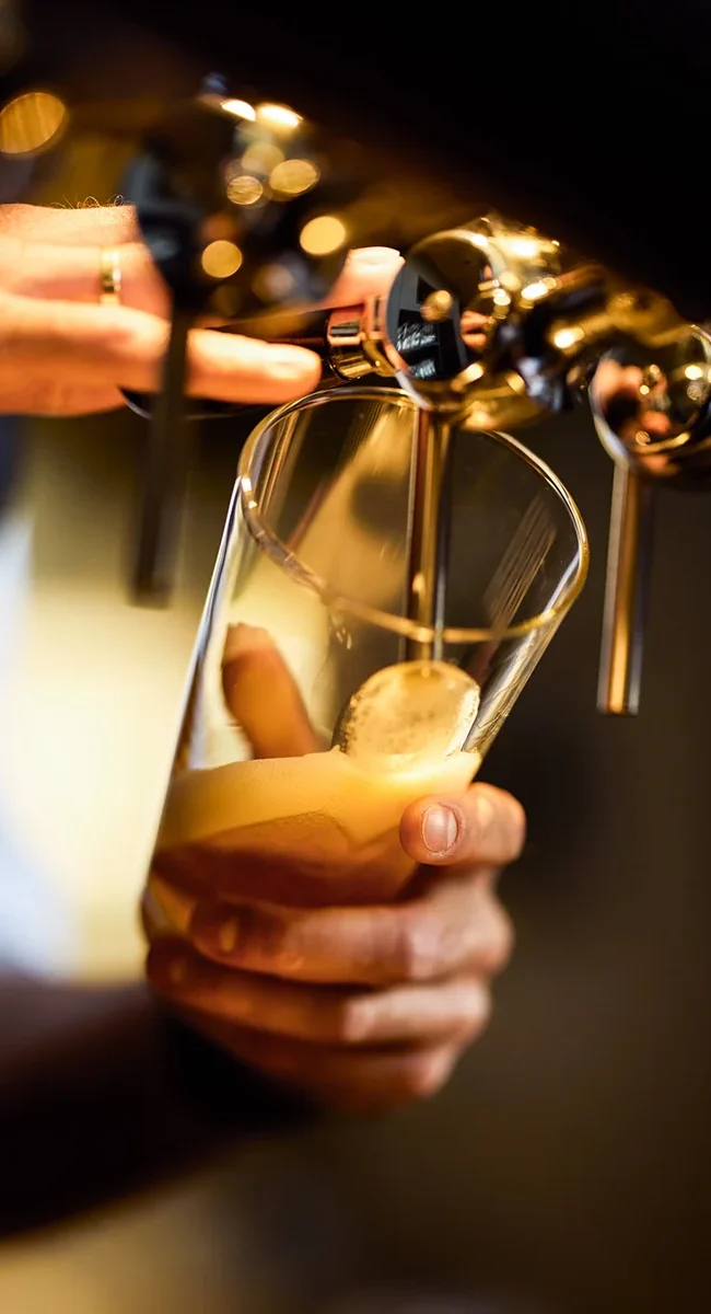 Ein Glas tschechisches Bier wird frisch aus dem Zapfhahn eingeschenkt.