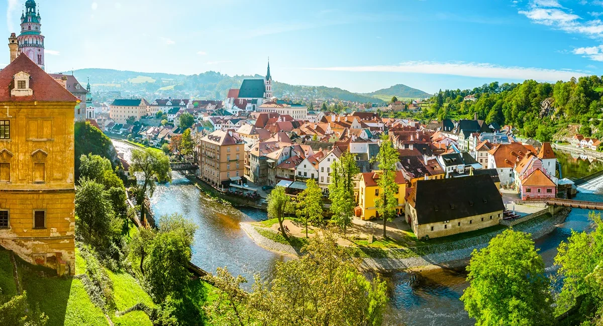Blick auf die Stadt Český Krumlov in Tschechien mit der Altstadt und dem Fluss Moldau, der sich durch die Stadt schlängelt.