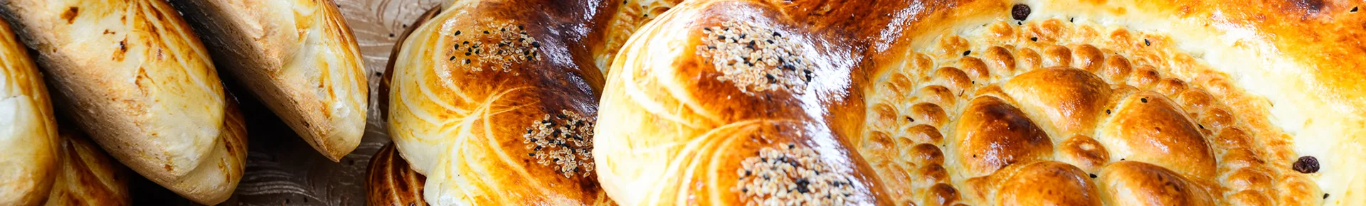 Typisches usbekisches Brot (Non) mit traditionellem Muster aus Usbekistan