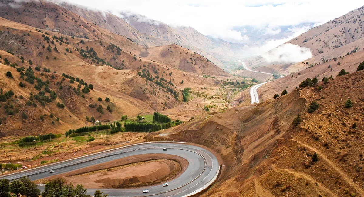 Luftaufnahme einer Serpentinenstraße im Fergana-Tal in Usbekistan