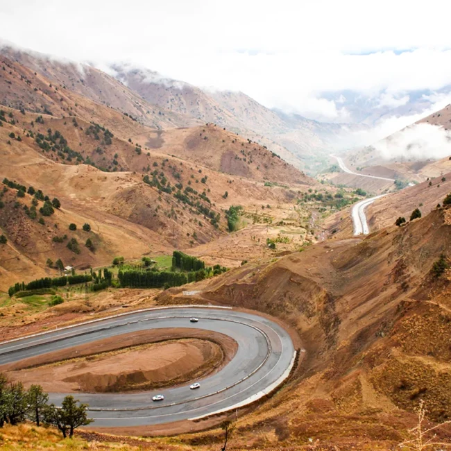 Luftaufnahme einer Serpentinenstraße im Fergana-Tal in Usbekistan