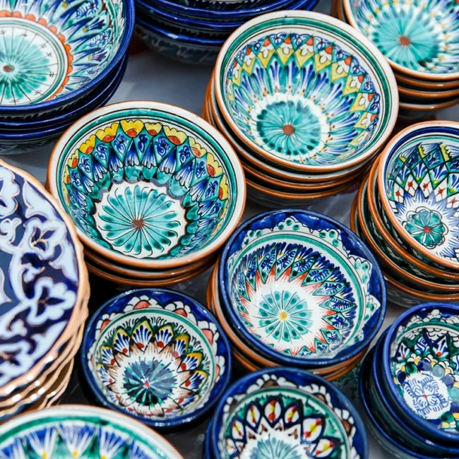 Traditionelle usbekische Keramikschüsseln mit blau-weißen Mustern auf einem Markt