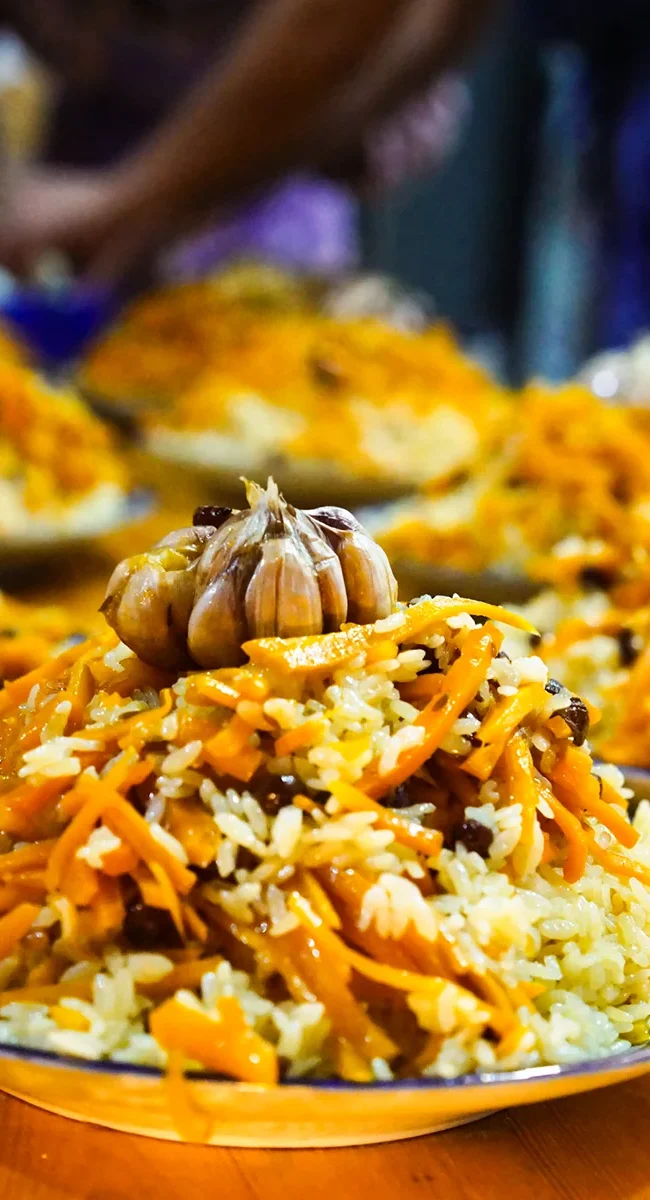 Traditionelles usbekisches Reisgericht Plov mit Karotten und Fleisch in einer Schale