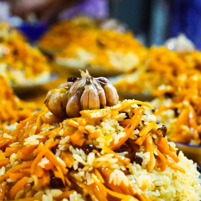 Traditionelles usbekisches Reisgericht Plov mit Karotten und Fleisch in einer Schale