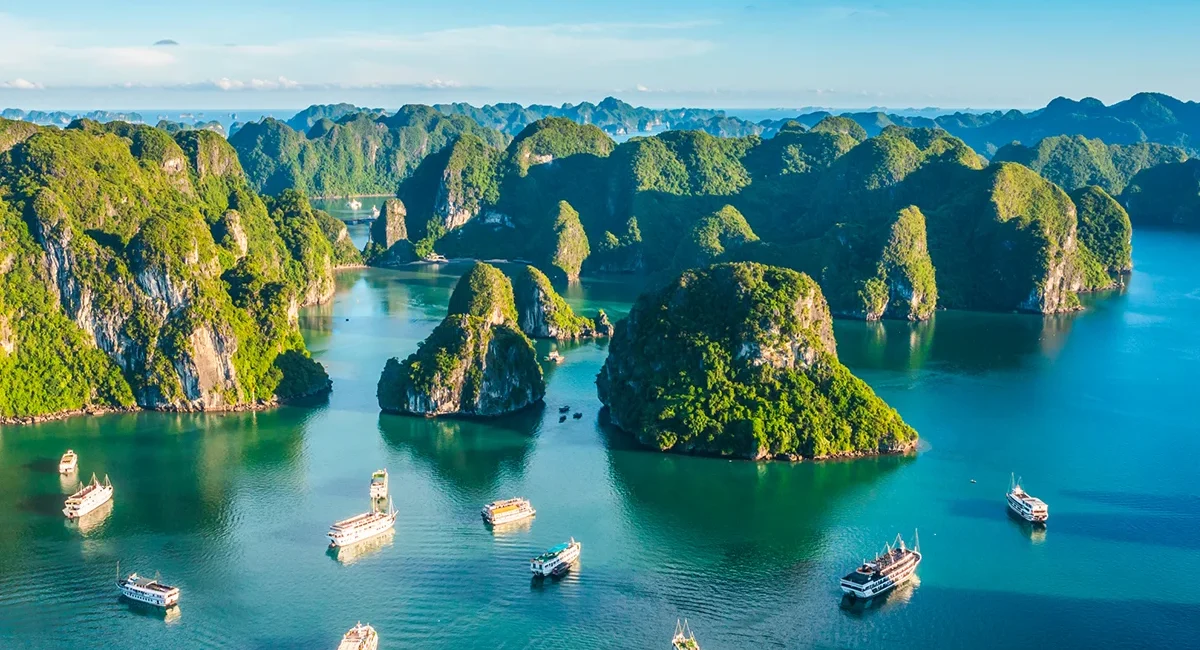 Kalksteinfelsen und Inseln der Halong-Bucht in Vietnam aus der Luft gesehen