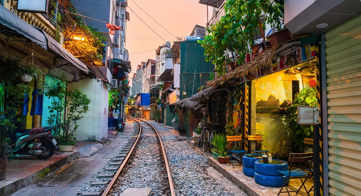 Bahngleis der Hanoi Train Street führt mitten durch ein Wohnviertel in Hanoi, Vietnam