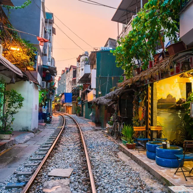 Bahngleis der Hanoi Train Street führt mitten durch ein Wohnviertel in Hanoi, Vietnam
