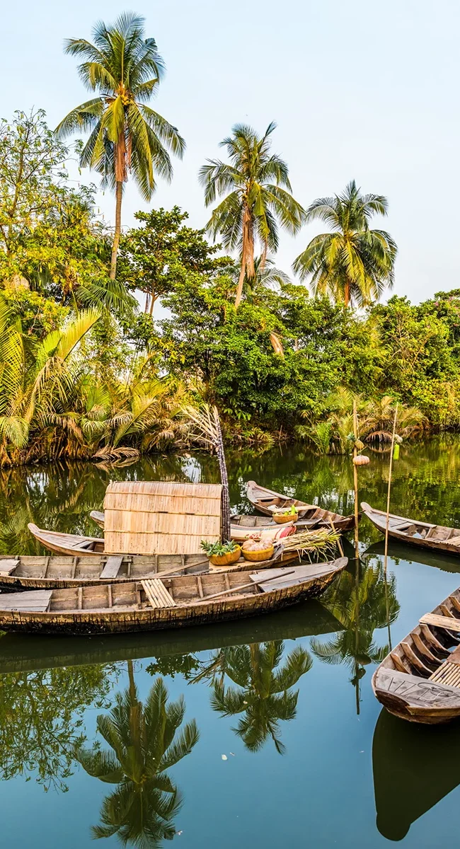 Boote auf einem Fluss im Mekong-Delta in Vietnam, typischer Transport auf dem Wasser