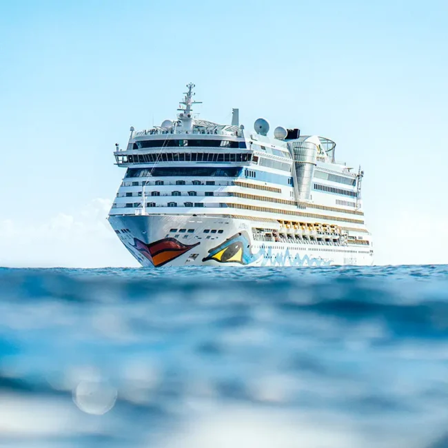 AIDA Kreuzfahrtschiff auf hoher See