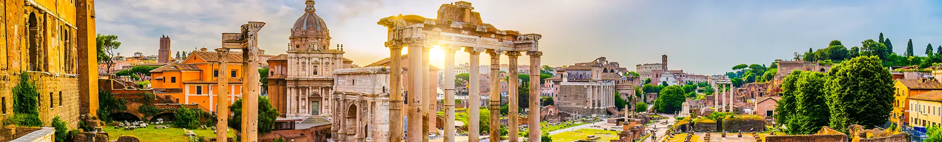 Panoramablick über das Forum Romanum in Rom mit antiken Ruinen, Säulen und historischen Bauwerken.