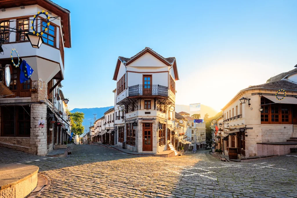 Der sonnendurchflutete Alte Basar von Gjirokastra in Albanien, der durch seine markante osmanische Architektur mit Steindächern und steilen Kopfsteinpflastergassen besticht.