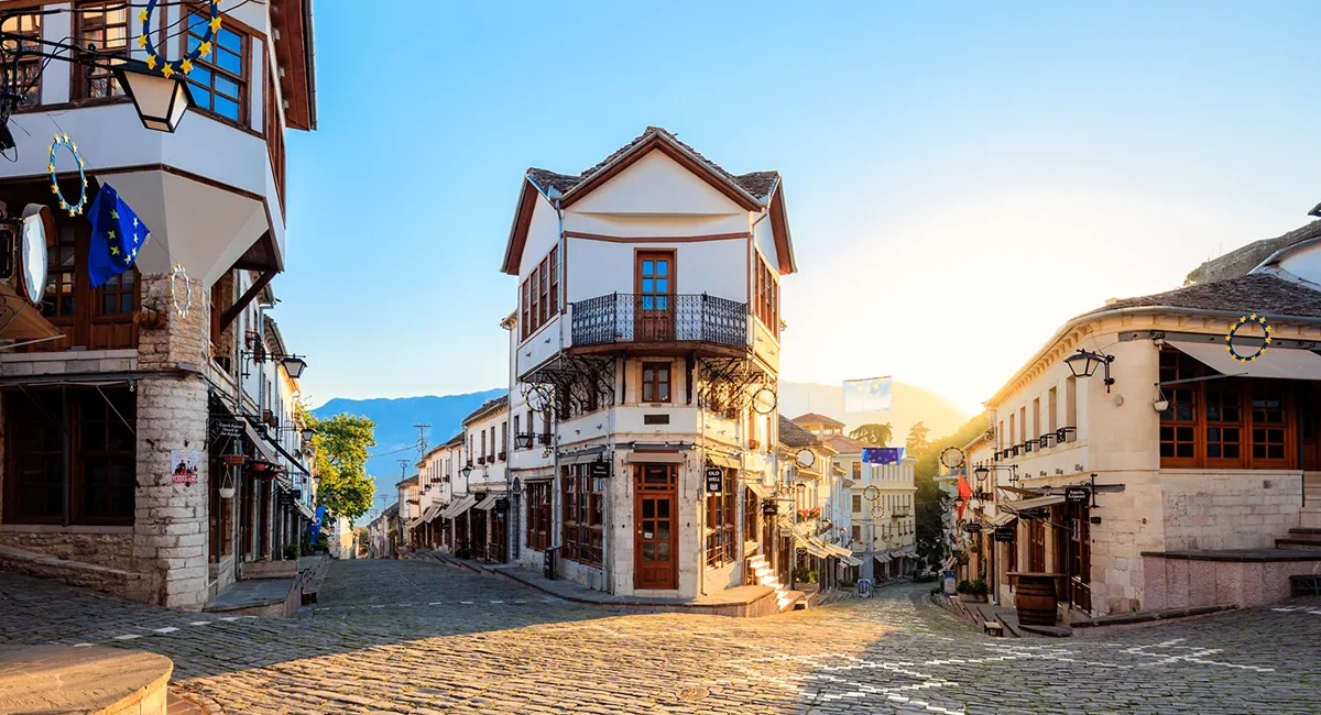Der sonnendurchflutete Alte Basar von Gjirokastra in Albanien, der durch seine markante osmanische Architektur mit Steindächern und steilen Kopfsteinpflastergassen besticht.