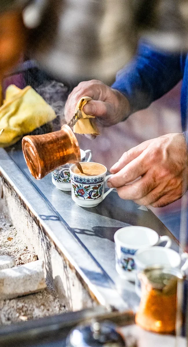 Die traditionelle Zubereitung von türkischem Kaffee mit einer Kupferkanne in Albanien.