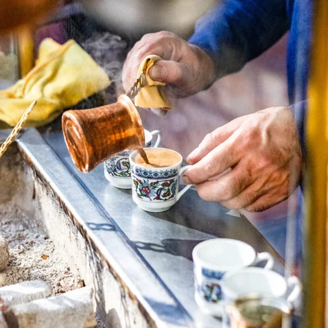 Die traditionelle Zubereitung von türkischem Kaffee mit einer Kupferkanne in Albanien.
