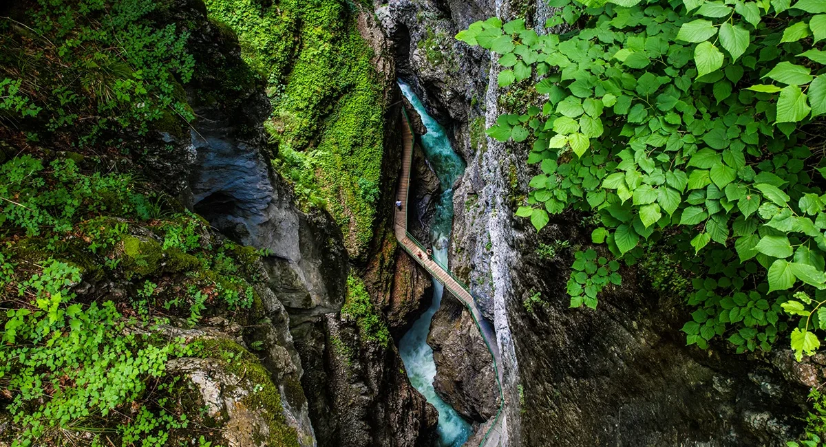 Wanderweg durch die Breitachklamm aus der Vogelperspektive mit Felsen und Fluss