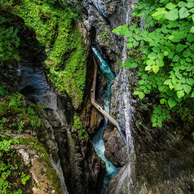 Wanderweg durch die Breitachklamm aus der Vogelperspektive mit Felsen und Fluss
