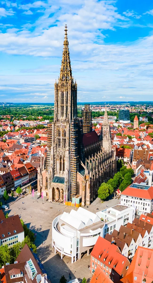 Ulmer Münster mit seinem hohen Kirchturm im Stadtbild von Ulm