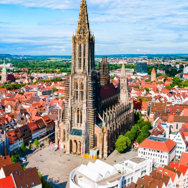 Ulmer Münster mit seinem hohen Kirchturm im Stadtbild von Ulm