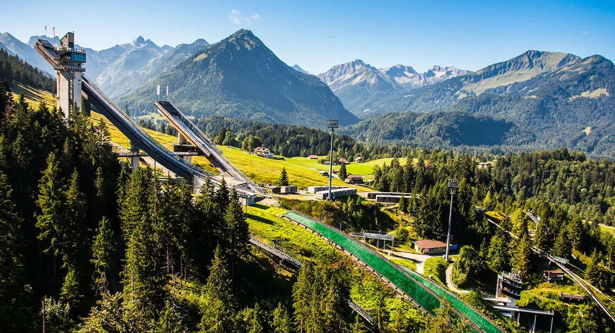 Schattenberg-Skisprungschanze in Oberstdorf im Allgäu mit Blick auf die Anlage