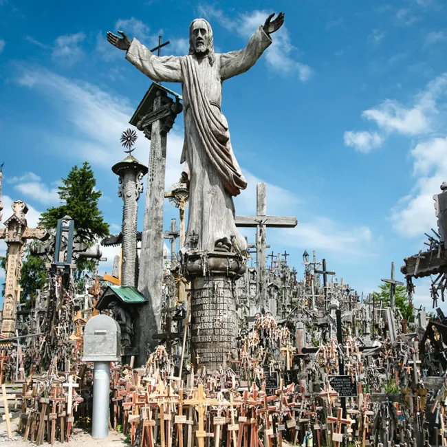 Der litauische Berg der Kreuze, eine eindrucksvolle Pilgerstätte mit tausenden Kreuzen und einer zentralen Christus-Statue als Symbol für Glauben und nationalen Widerstand.