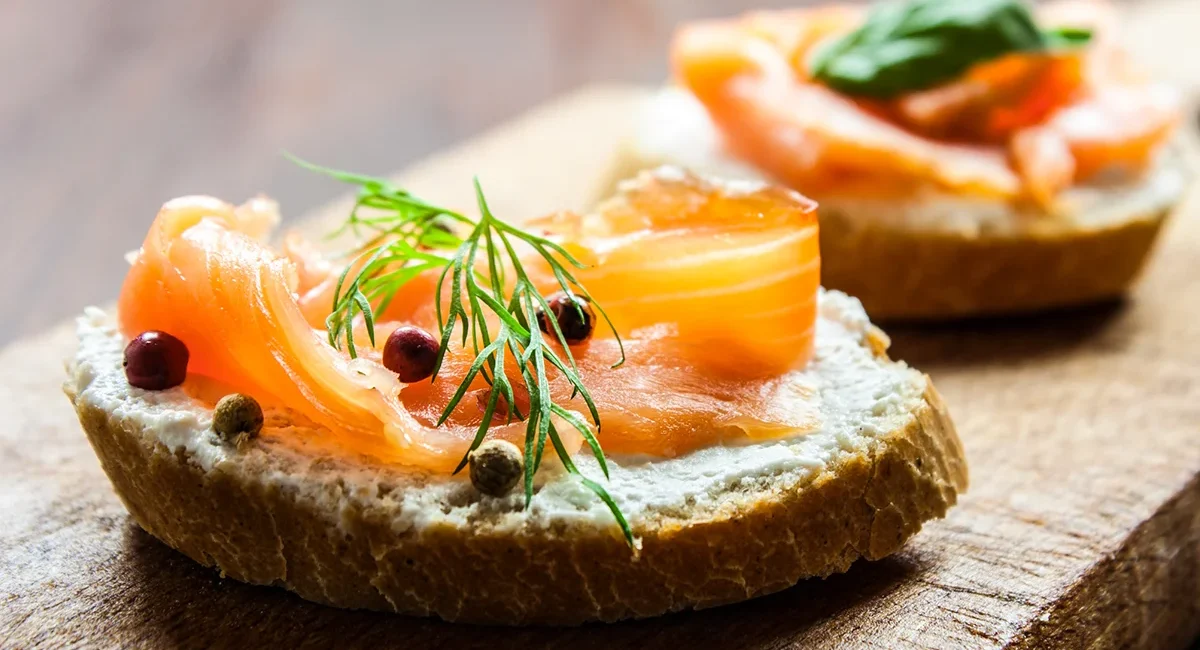 Fischhäppchen mit Lachs vom Bodensee auf einem Teller angerichtet