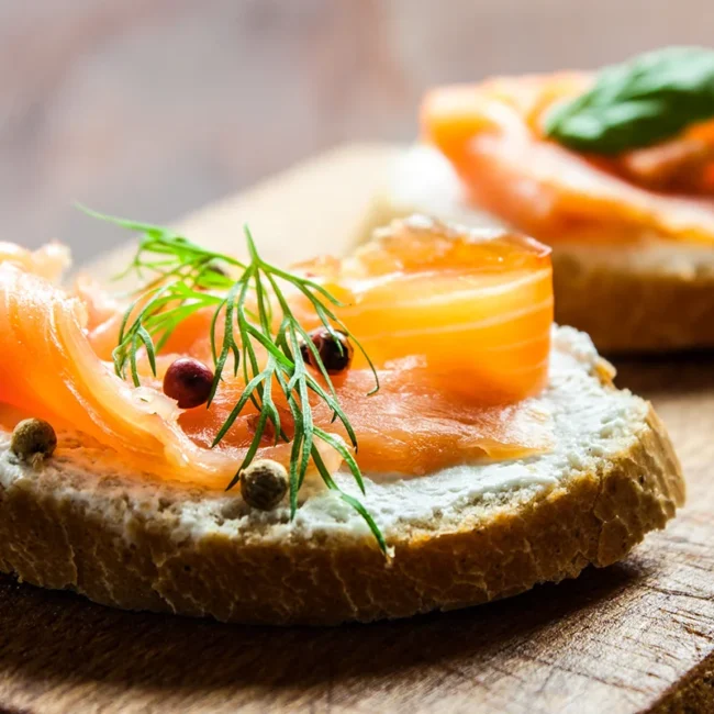Fischhäppchen mit Lachs vom Bodensee auf einem Teller angerichtet