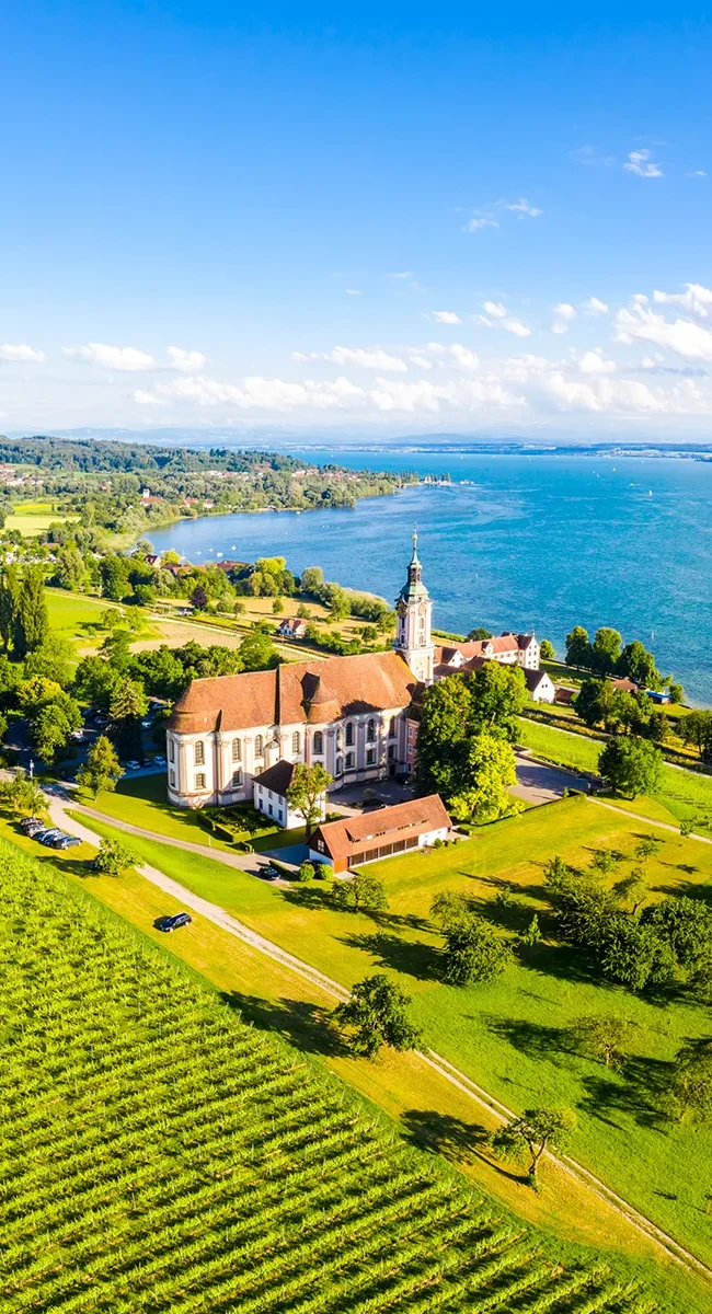 Klosterkirche Birnau aus der Vogelperspektive mit Blick auf den Bodensee
