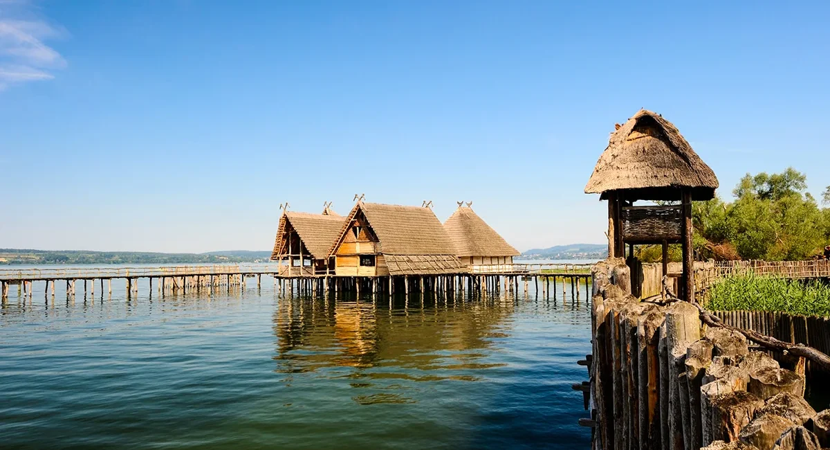 Historische Pfahlbauten am Bodensee auf Stelzen über dem Wasser