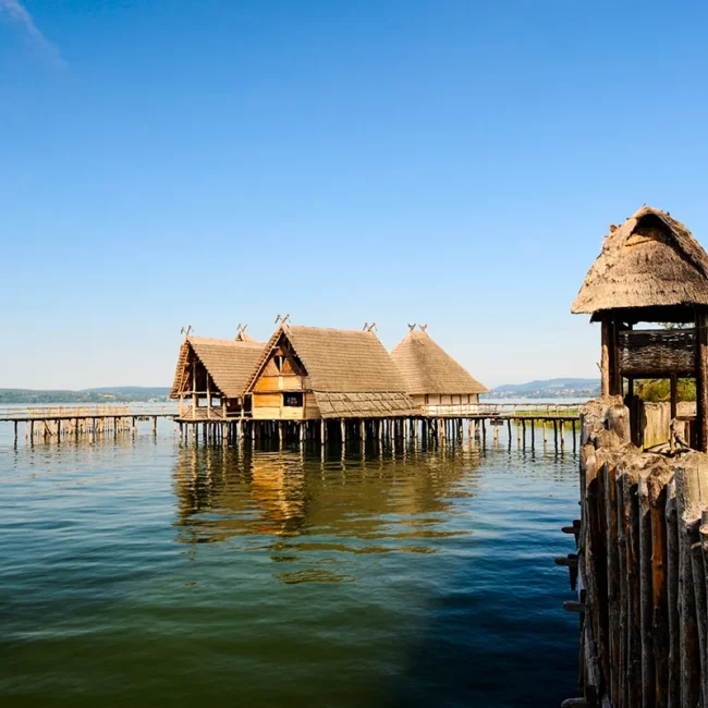 Historische Pfahlbauten am Bodensee auf Stelzen über dem Wasser