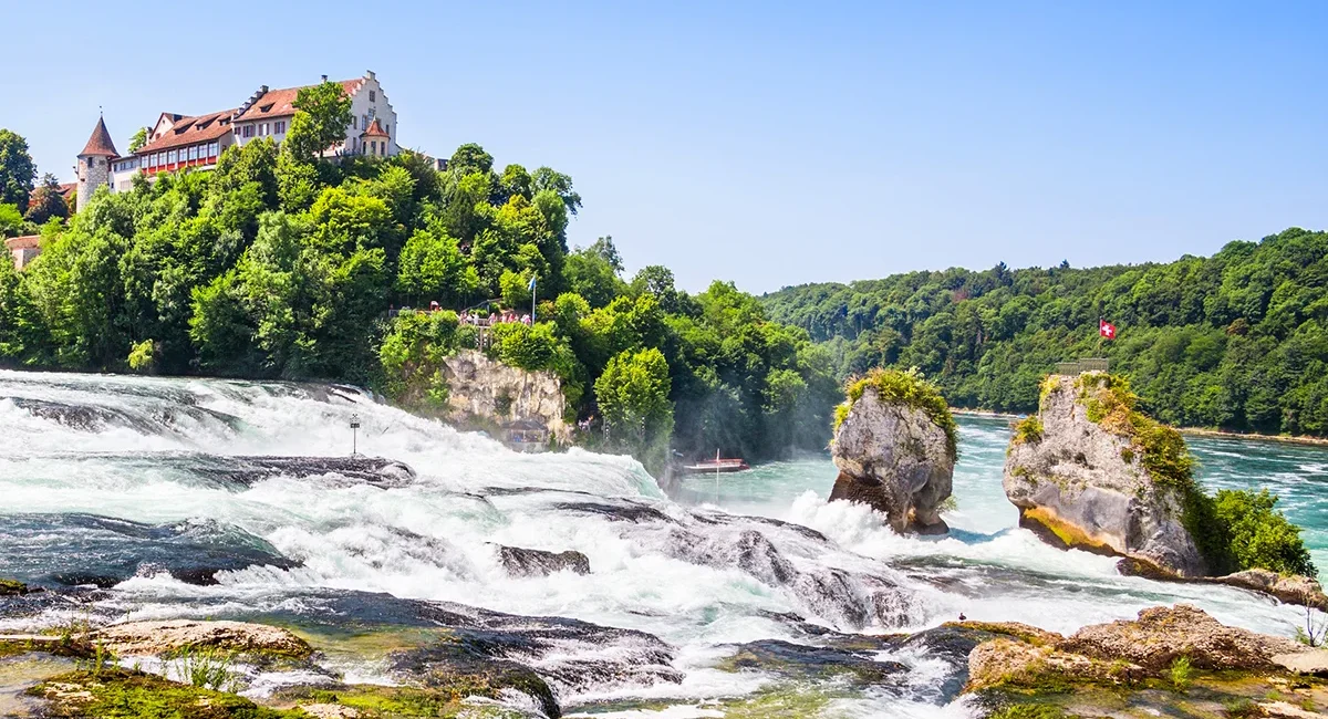 Rheinfall in der Schweiz mit gewaltigen Wassermassen und Felsen in der Strömung