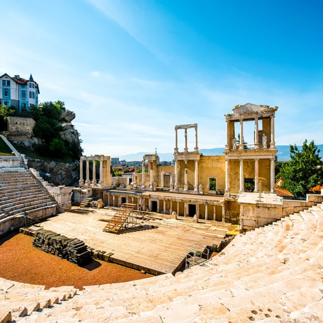 Das antike römische Theater in Plowdiw in Bulgarien mit seinen steinernen Rängen und historischen Ruinen.