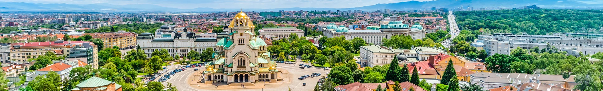 Panoramablick auf Sofia mit der Alexander-Newski-Kathedrale mit ihren goldenen Kuppeln und der Skyline der bulgarischen Hauptstadt.