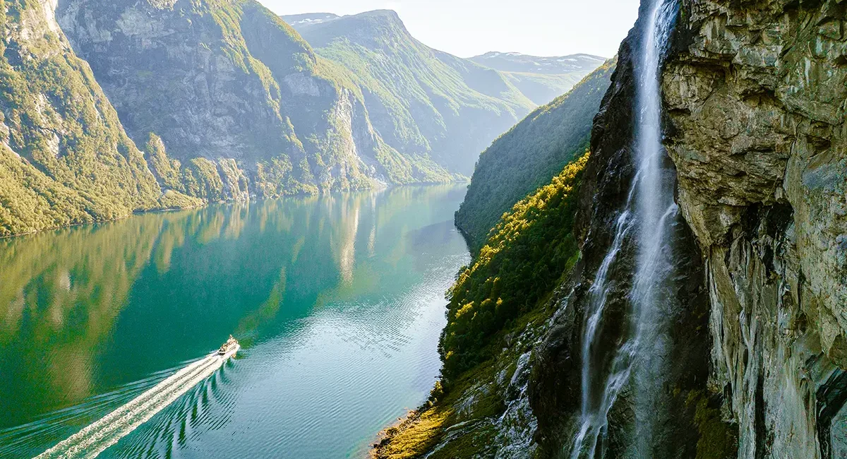 Die Wasserfälle der Sieben Schwestern stürzen im Geirangerfjord in Norwegen von steilen Felsen hinab.