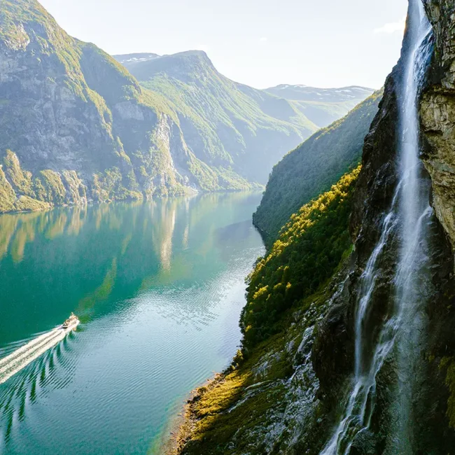 Die Wasserfälle der Sieben Schwestern stürzen im Geirangerfjord in Norwegen von steilen Felsen hinab.