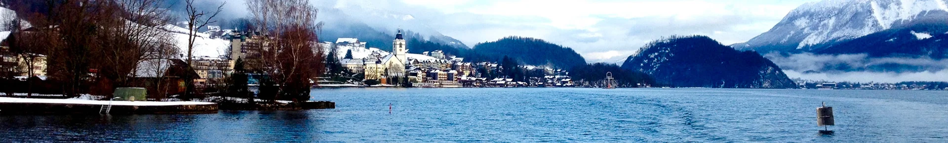 Blick auf das verschneite Panorama des Wolfgangsees in Österreich