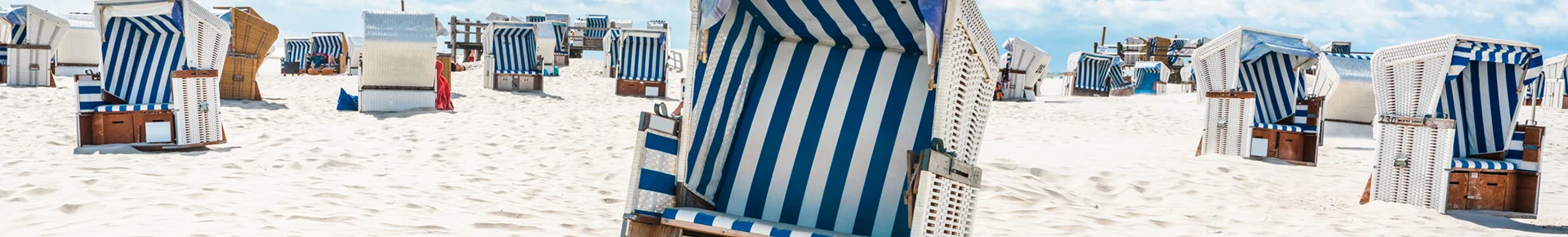Panorama mit Strandkörben an der Küste in Schleswig-Holstein am Meer